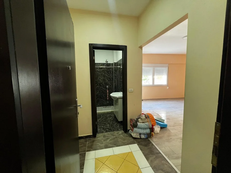 Tirane, jepet me qera apartament 1+1 Kati 1, 65 m² 500 € (Te Karburant Kastrati)