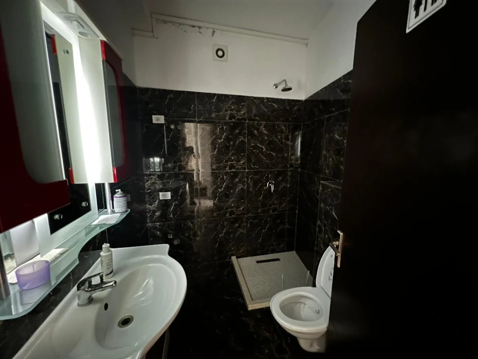 Tirane, jepet me qera apartament 1+1 Kati 1, 65 m² 500 € (Te Karburant Kastrati)