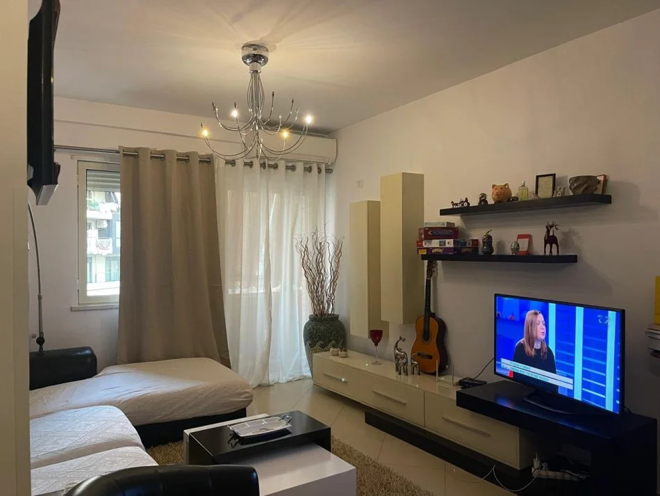 Tirane, jepet me qera apartament 2+1 Kati 5, 105 m² 600 € (21 dhjetori , pallatet e Tan Dulakut)