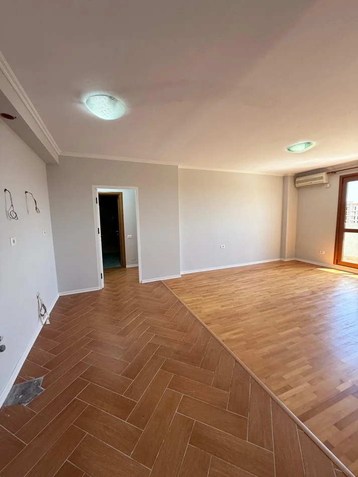 Tirane, shitet apartament 2+1+Ballkon Kati 7, 109 m² 175.000 € (Perball ministris se kultures.)
