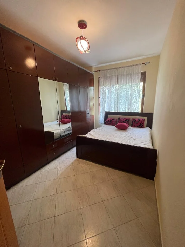 Tirane, shitet apartament 1+1 Kati 1, 56 m² 79.000 € (Kompleksi Derveni, Rruga Qelqit Cmimi per shitje: 79.000€)