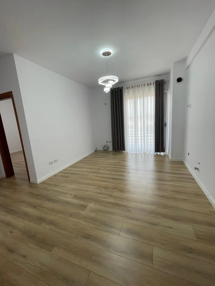 Tirane, shitet apartament 1+1 , 54 m² 85.000 € (Kombinat , tek tregu i perzier)