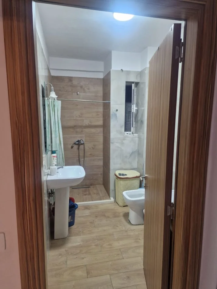 Tirane, jepet me qera apartament 1+1 Kati 4, 62 m² 400 € (Tirana Golden Park)