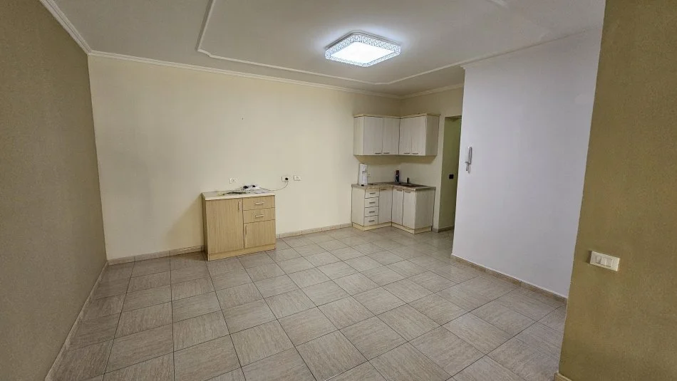 Tirane, jepet me qera zyre Kati 2, 100 m² 1.300 € (Garda)