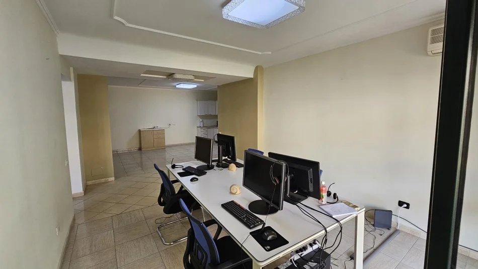 Tirane, jepet me qera zyre Kati 2, 100 m² 1.300 € (Garda)