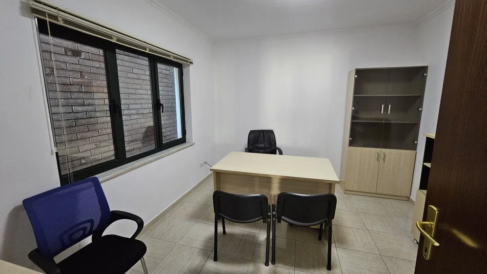 Tirane, jepet me qera zyre Kati 2, 100 m² 1.300 € (Garda)