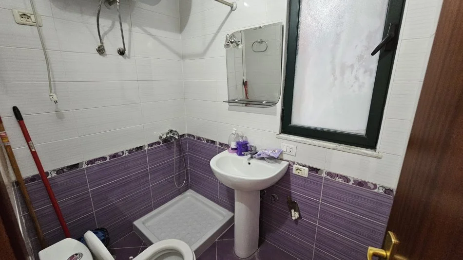 Tirane, jepet me qera zyre Kati 2, 100 m² 1.300 € (Garda)
