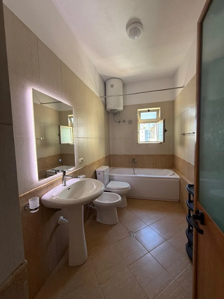 Tirane, jepet me qera apartament 2+1+Ballkon Kati 6, 90 m² 650 € (Vasil Shanto)