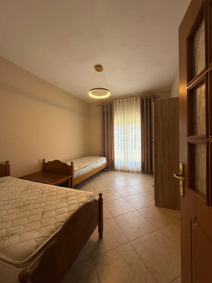 Tirane, jepet me qera apartament 2+1+Ballkon Kati 6, 90 m² 650 € (Vasil Shanto)