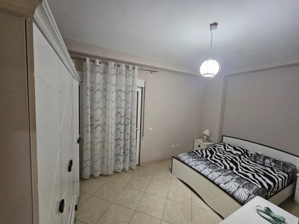 Durres, jepet me qera apartament 3+1+Aneks+Ballkon Kati 4, 140 m² 500 € (Rruga Aleksander goga)