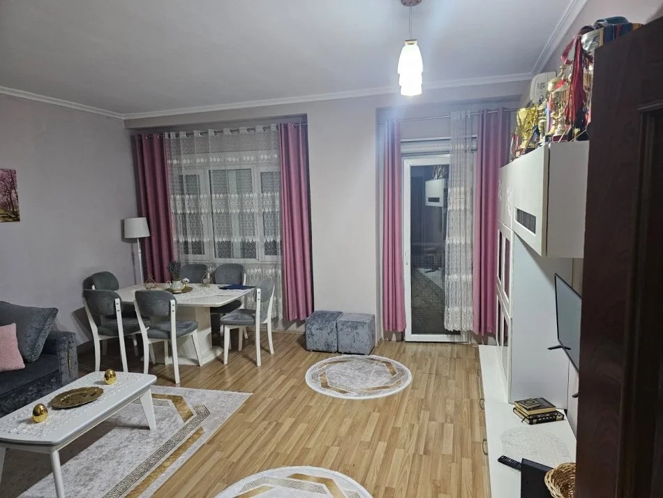 Durres, jepet me qera apartament 3+1+Aneks+Ballkon Kati 4, 140 m² 500 € (Rruga Aleksander goga)