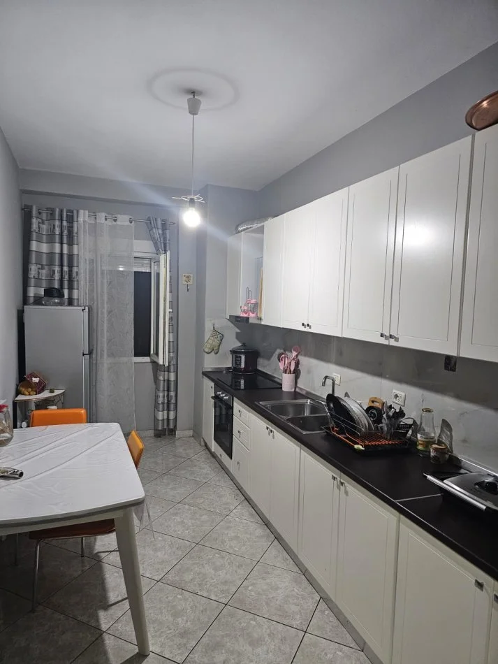 Durres, jepet me qera apartament 3+1+Aneks+Ballkon Kati 4, 140 m² 500 € (Rruga Aleksander goga)