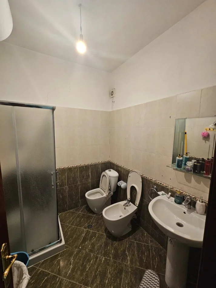 Durres, jepet me qera apartament 3+1+Aneks+Ballkon Kati 4, 140 m² 500 € (Rruga Aleksander goga)