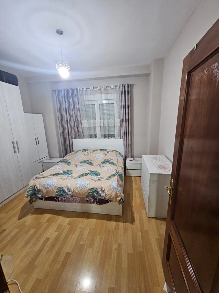 Durres, jepet me qera apartament 3+1+Aneks+Ballkon Kati 4, 140 m² 500 € (Rruga Aleksander goga)