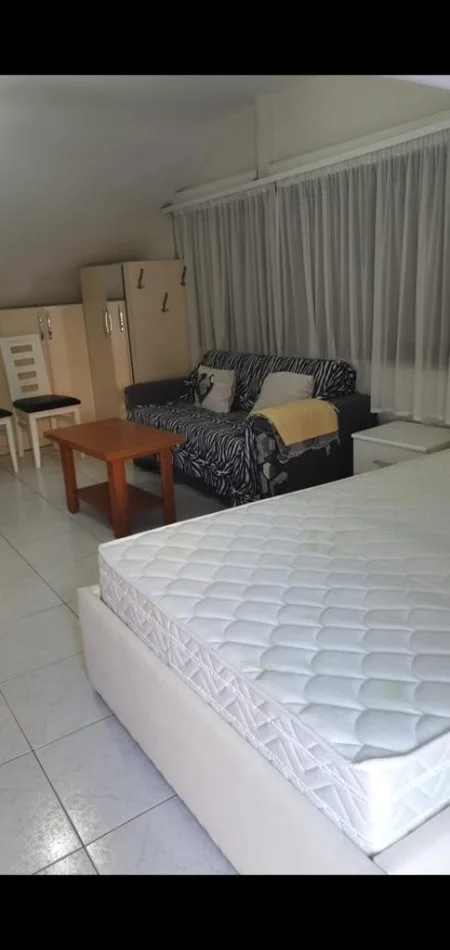 Tirane, jepet me qera garsonier 1+1 Kati 3, 40 m² 39.000 leke(Rr.Dervish Hima, prane Ambasador 3)