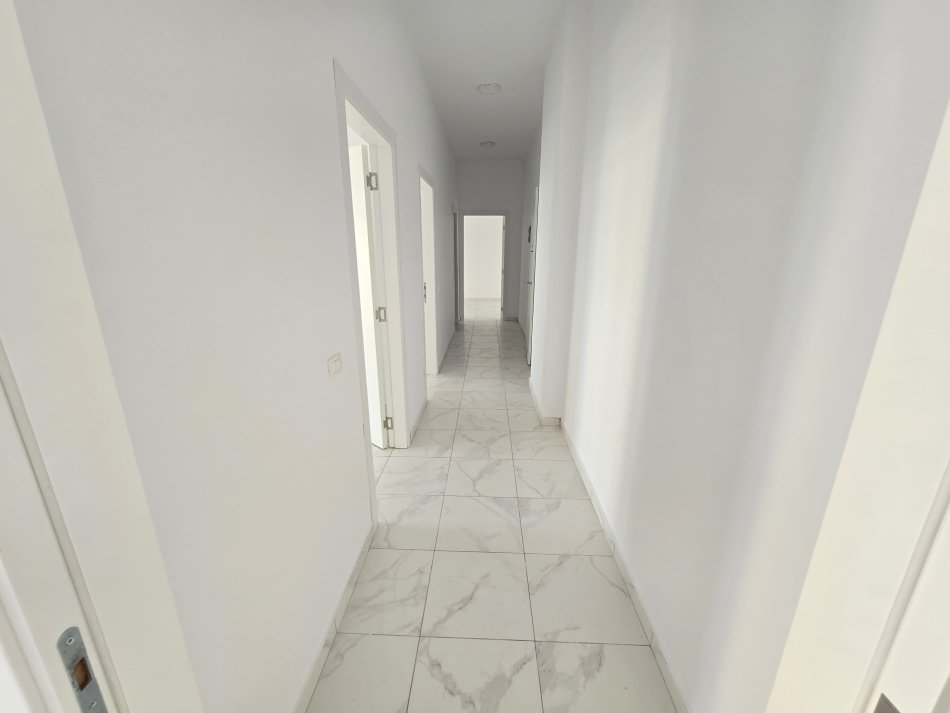 Tirane, jepet me qera ambjent biznesi Kati 2, 111 m² 1.000 € (pas Square 21, tek Nisheraku.)