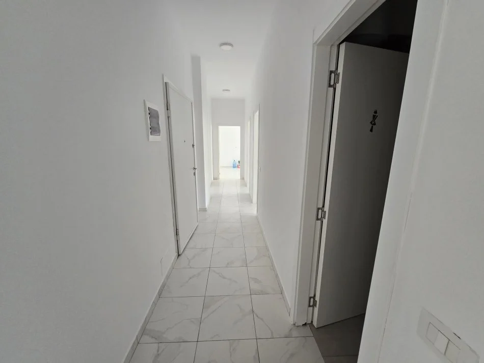 Tirane, jepet me qera ambjent biznesi Kati 2, 111 m² 1.000 € (pas Square 21, tek Nisheraku.)