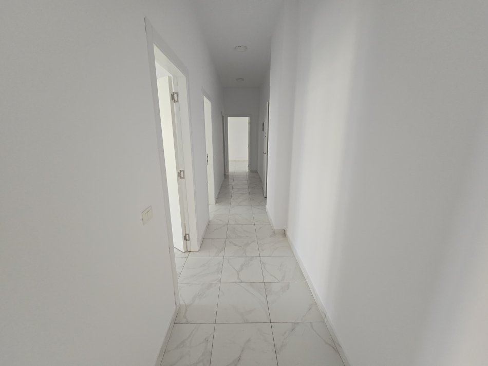 Tirane, jepet me qera ambjent biznesi Kati 2, 111 m² 1.000 € (pas Square 21, tek Nisheraku.)