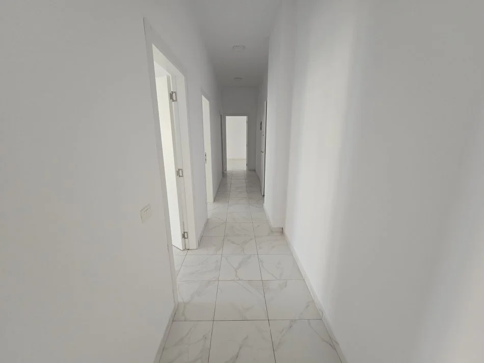 Tirane, jepet me qera ambjent biznesi Kati 2, 111 m² 1.000 € (pas Square 21, tek Nisheraku.)
