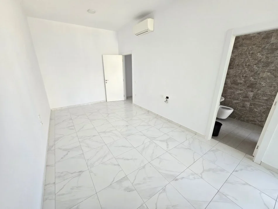 Tirane, jepet me qera ambjent biznesi Kati 2, 111 m² 1.000 € (pas Square 21, tek Nisheraku.)