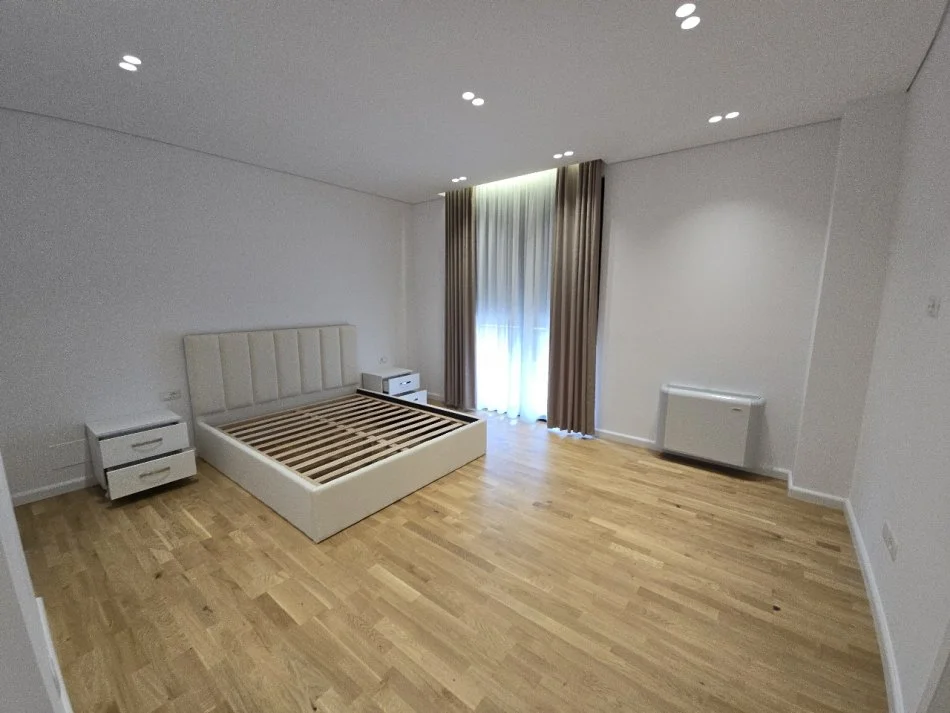 Tirane, jepet me qera Vile 2 Katshe Kati 2, 424 m² 3.200 € (TEG)