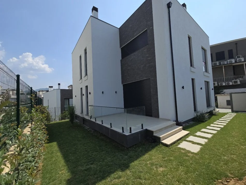 Tirane, jepet me qera Vile 2 Katshe Kati 2, 424 m² 3.200 € (TEG)