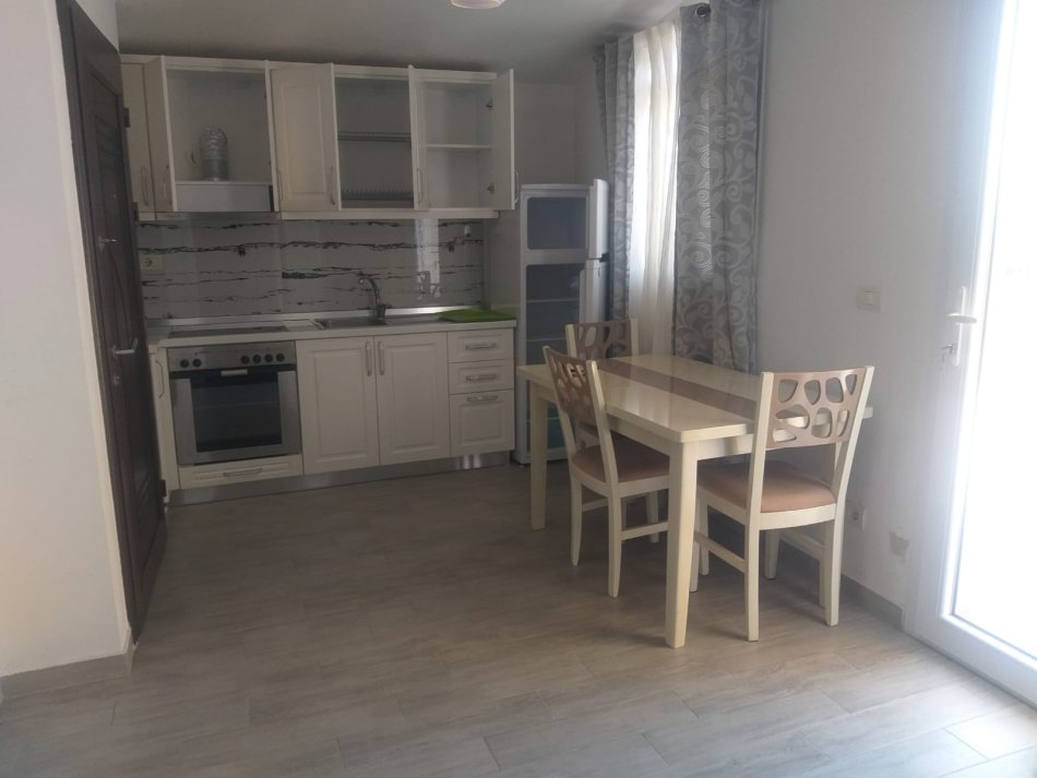 Tirane, jepet me qera apartament 1+1+Ballkon Kati 3, 80 m² 255 € (Rruga Fuat Toptani)