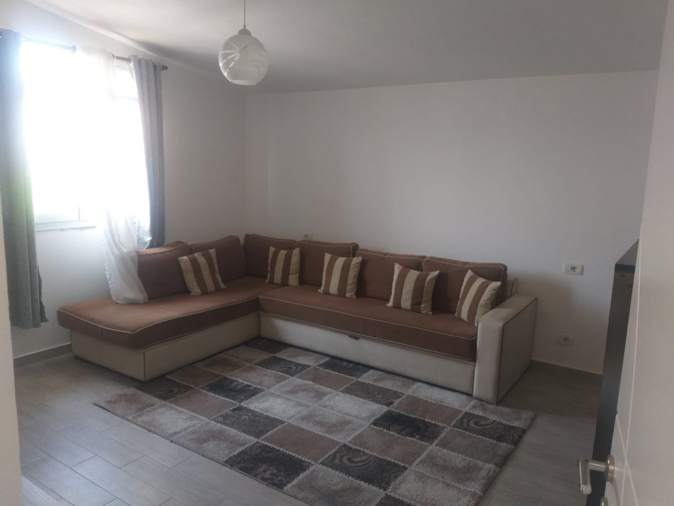 Tirane, jepet me qera apartament 1+1+Ballkon Kati 3, 80 m² 255 € (Rruga Fuat Toptani)
