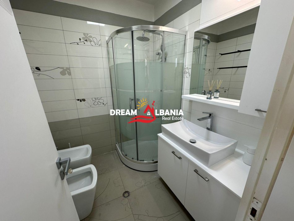 Tirane, jepet me qera apartament 3+1 , 90 m² 950 € 