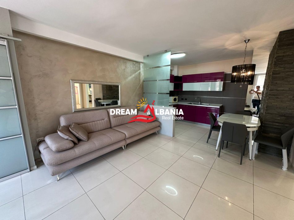 Tirane, jepet me qera apartament 3+1 , 90 m² 950 € 