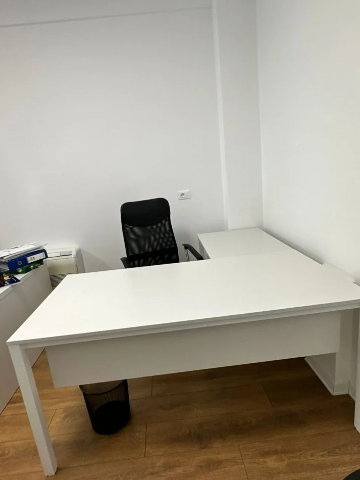 Tirane, shes Tavoline zyre Dromeas ne fome L me permasa 160*160 me cmim 300 €