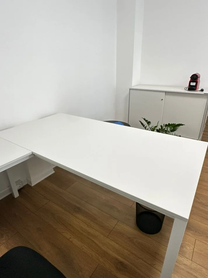 Tirane, shes Tavoline zyre Dromeas ne fome L me permasa 160*160 me cmim 300 €