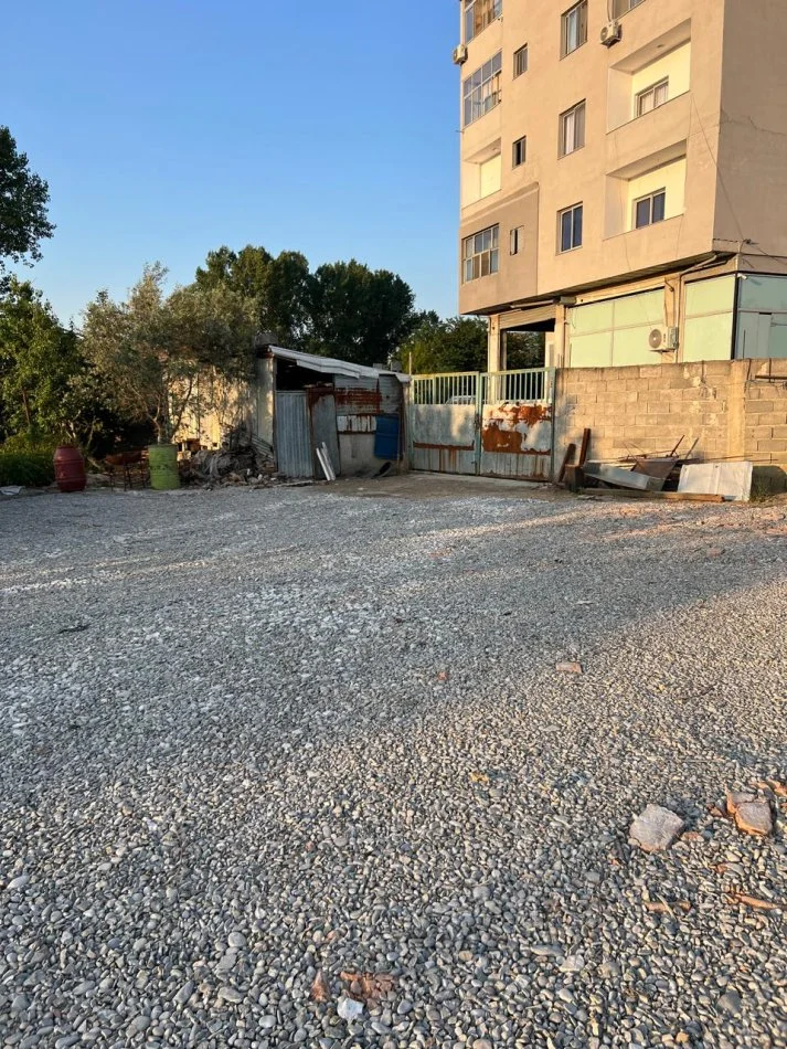 Shqiperi, jepet me qera toke , 700 m² (Mezez)