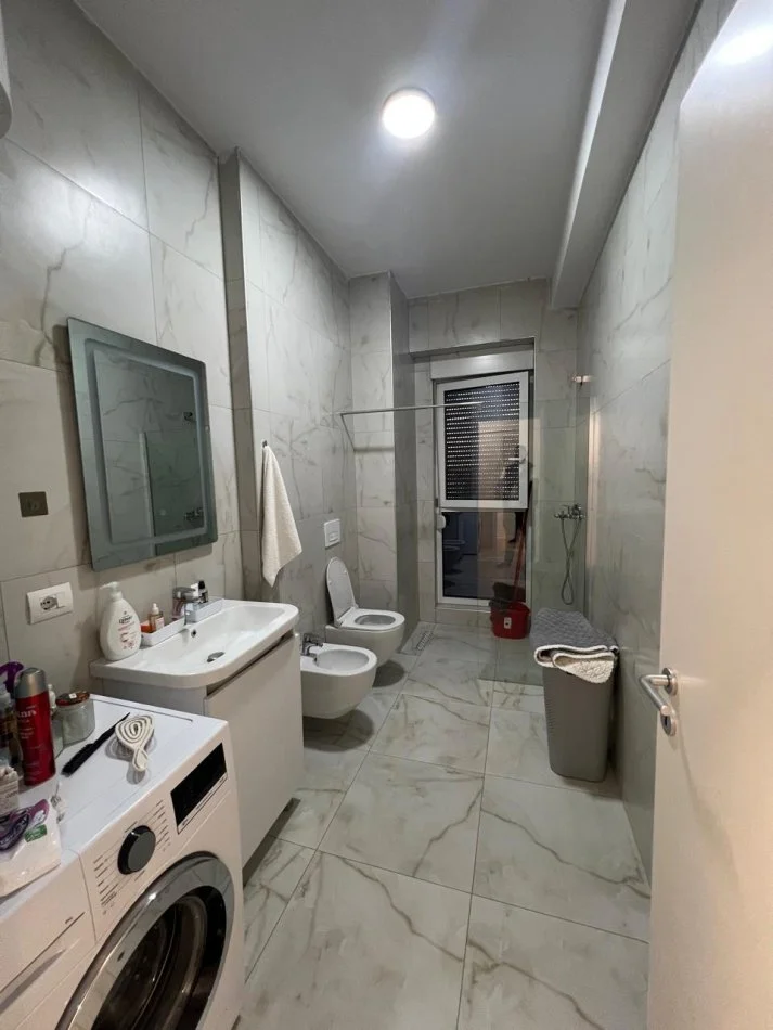 Tirane, jepet me qera apartament 2+1+Ballkon Kati 5, 80 m² 650 € (Rruga Jordaan Misja)