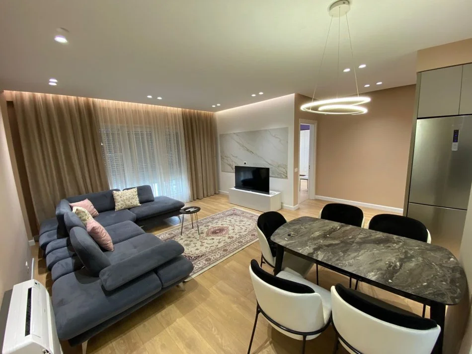 Tirane, jepet me qera apartament 2+1+Ballkon Kati 1, 100 m² 800 € (Selvia)