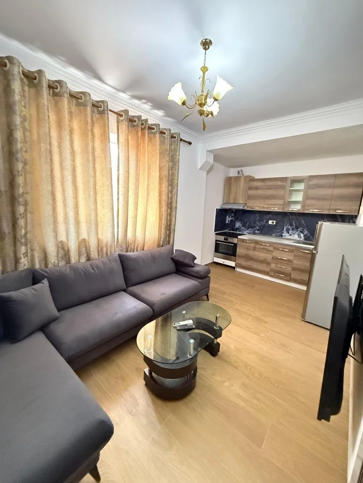 Tirane, jepet me qera 2+1 , 600 € 