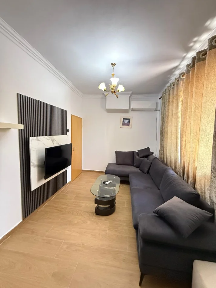 Tirane, jepet me qera 2+1 , 600 € 