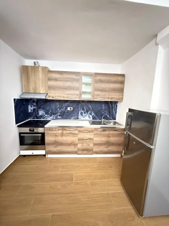 Tirane, jepet me qera 2+1 , 600 € 