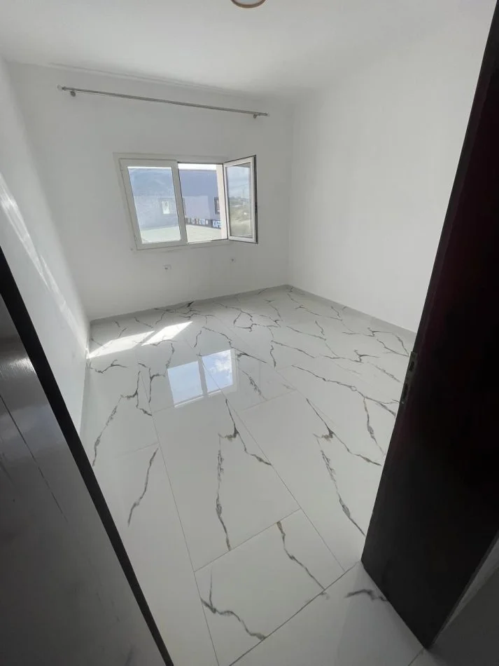 Durres, jepet me qera Vile 3+1+Ballkon Kati 2, 160 m² 500 € (Shenavlash, Lagja 14)