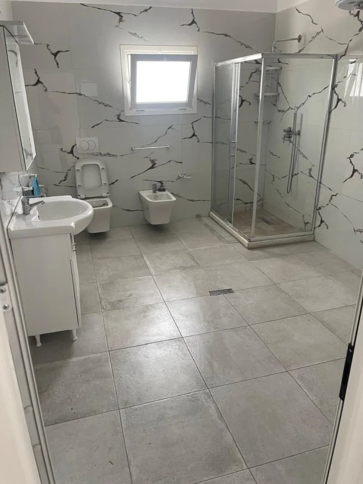 Durres, jepet me qera Vile 3+1+Aneks+Ballkon Kati 2, 160 m² 500 € (ShenaVlash, Durres, Lagja 14)