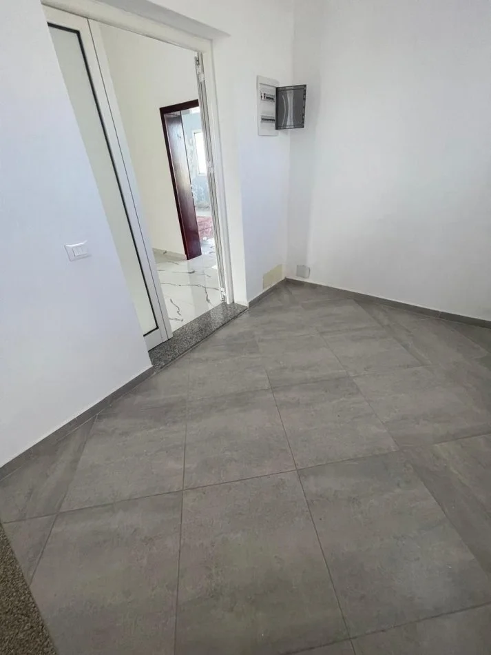 Durres, jepet me qera Vile 3+1+Ballkon Kati 2, 160 m² 500 € (Shenavlash, Lagja 14)