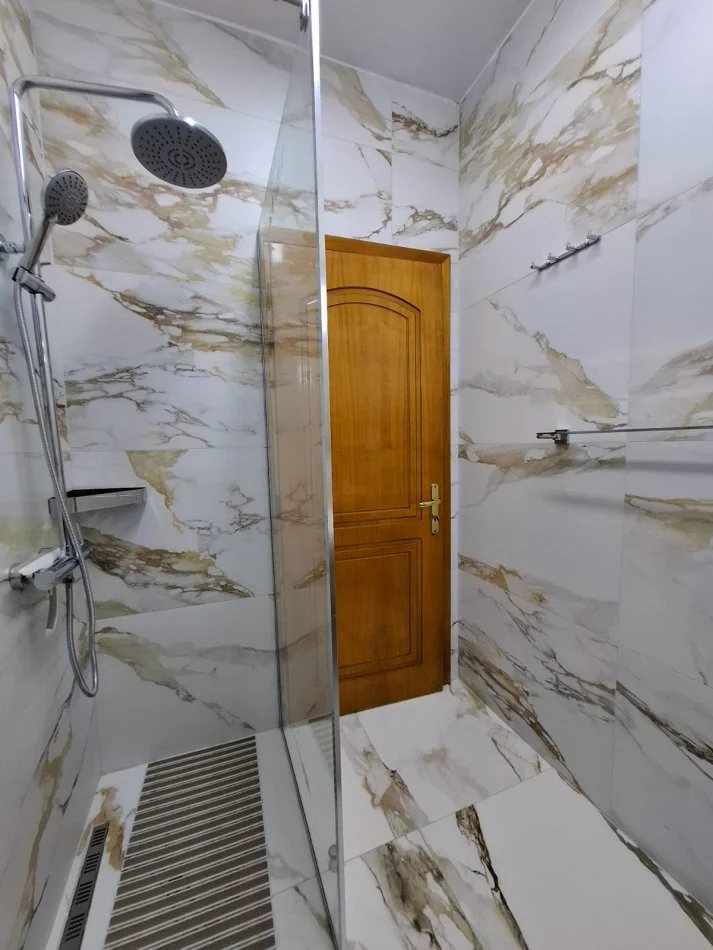 Tirane, jepet me qera apartament 1+1+Ballkon Kati 3, 65 m² 520 € (Komuna Parisit)