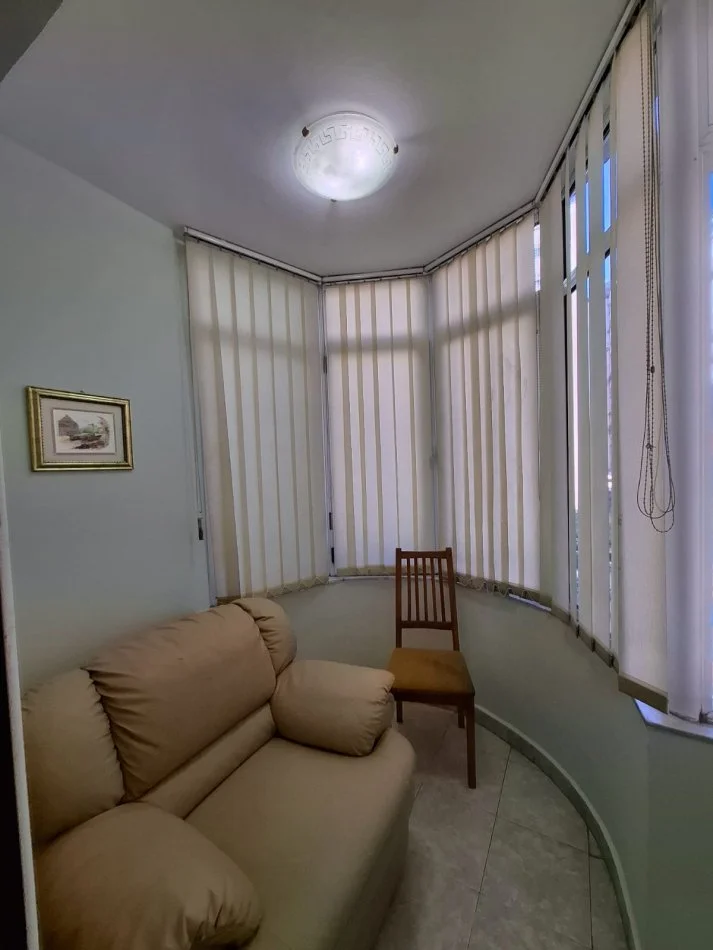 Tirane, jepet me qera apartament 1+1+Ballkon Kati 3, 65 m² 520 € (Komuna Parisit)