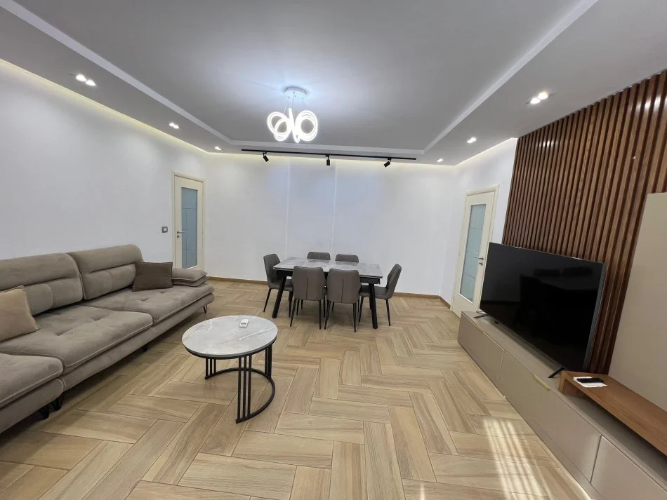 Tirane, jepet me qera apartament 2+1+Ballkon Kati 4, 120 m² 780 € (21 Dhjetori)