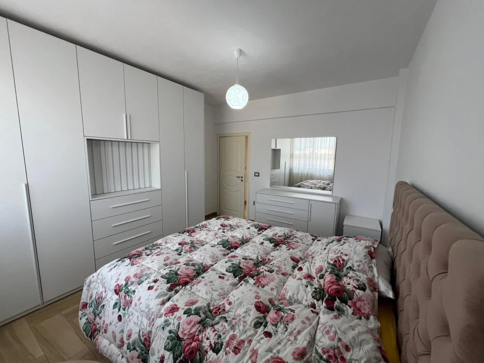 Tirane, jepet me qera apartament 2+1+Ballkon Kati 4, 120 m² 780 € (21 Dhjetori)