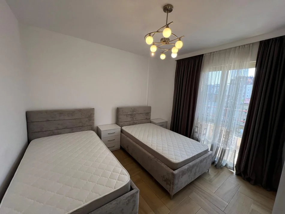 Tirane, jepet me qera apartament 2+1+Ballkon Kati 4, 120 m² 780 € (21 Dhjetori)