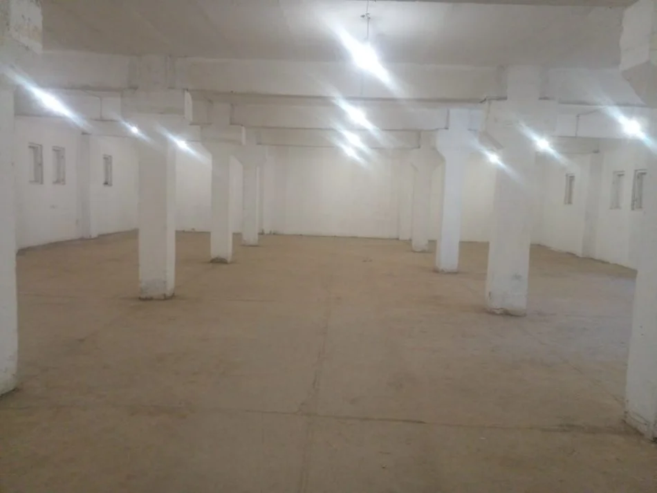 Tirane, jap me qera ambjent biznesi Kati 0, 2.000 € (Rruga "Siri Kodra")