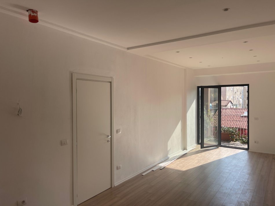 Tirane, jap me qera Kati 2,   (57 m²)  700 € (rruga kavajes ke Tirana Garden Building)