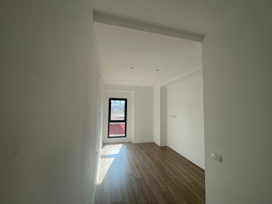 Tirane, jap me qera Kati 2,   (57 m²)  700 € (rruga kavajes ke Tirana Garden Building)
