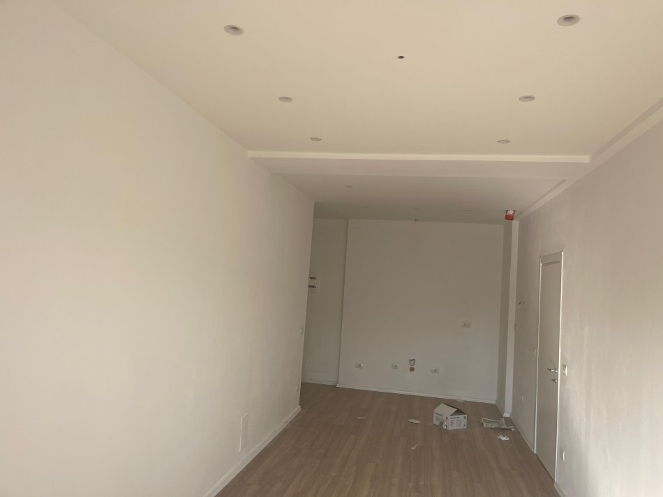 Tirane, jap me qera Kati 2,   (57 m²)  700 € (rruga kavajes ke Tirana Garden Building)